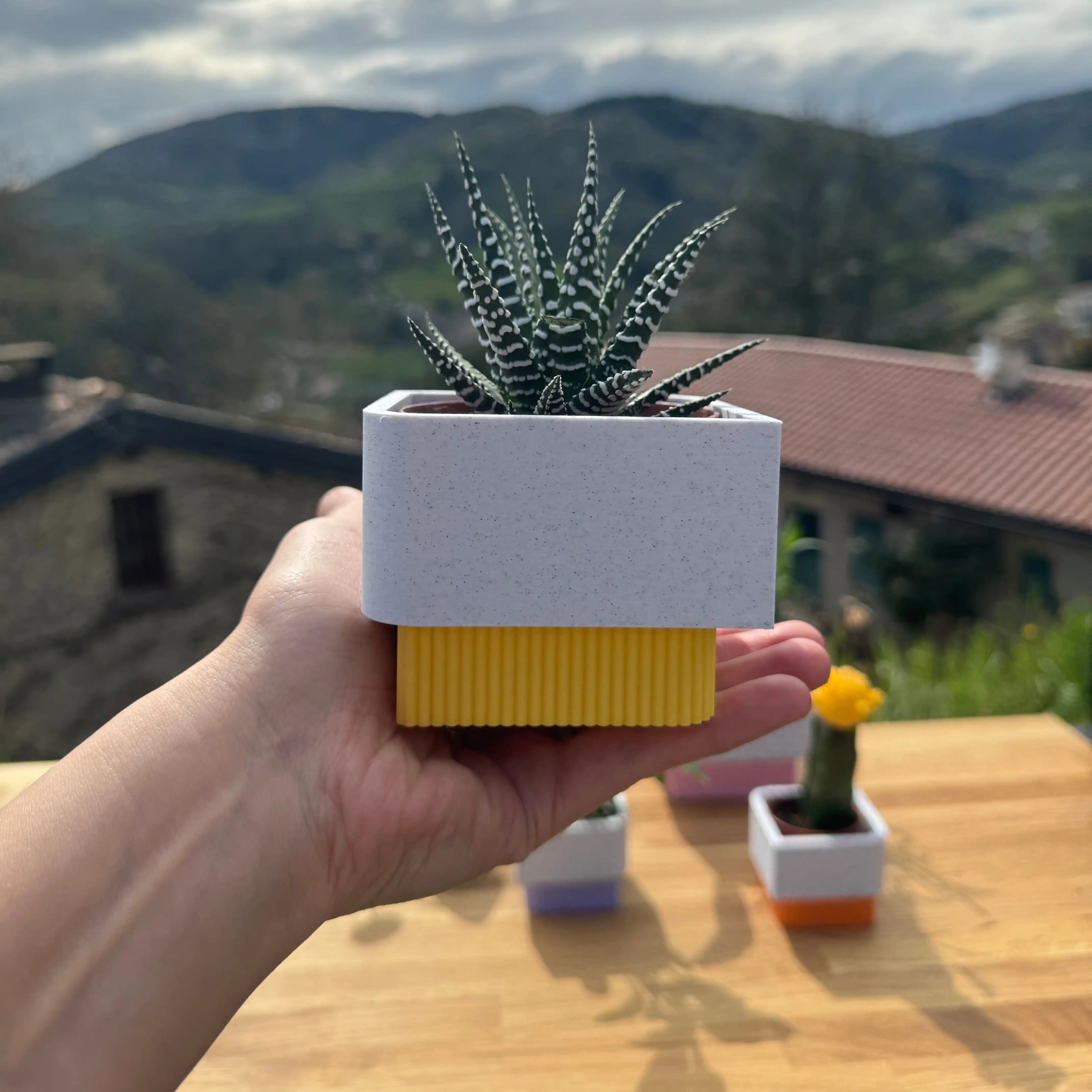 Cache-pot mural jaune design fabrication artisanale made in France