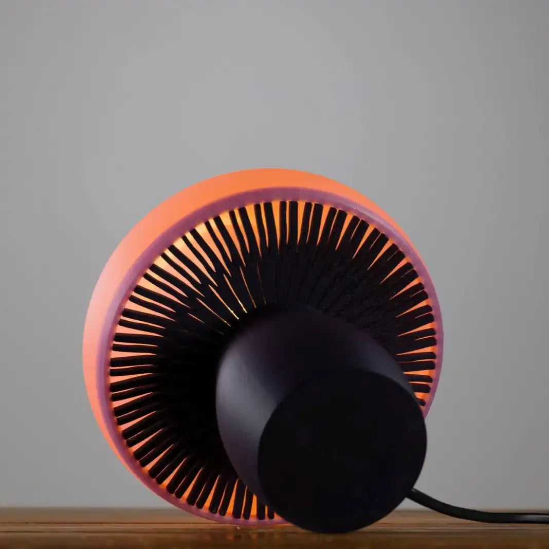 Les lamelles à la base de la lampe champignon laisse passer la lumière par ses lamelles, à la base du chapeau. Apportant une luminosité faite d'ombres surprenantes. Une création de fabrication artisanale made in France