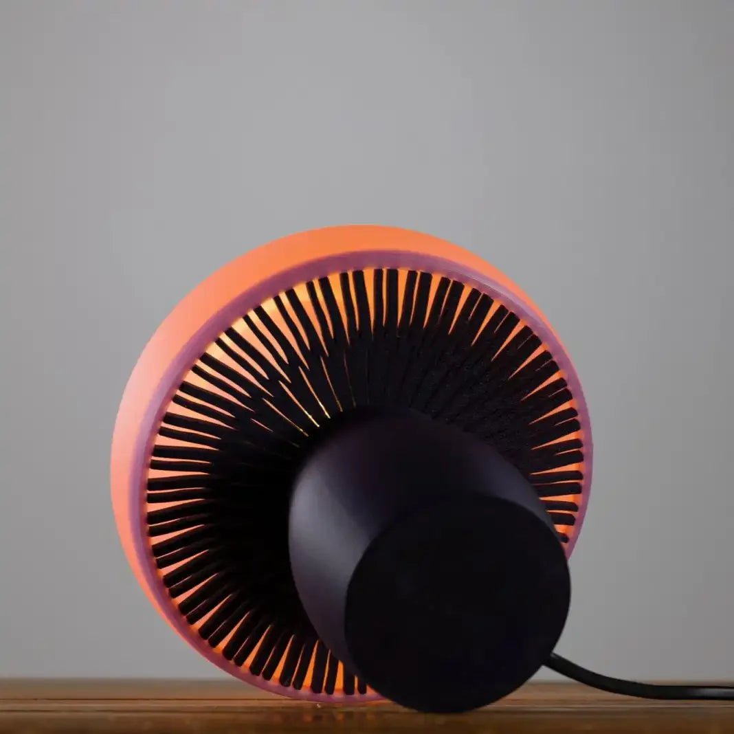 Les lamelles à la base de la lampe champignon laisse passer la lumière par ses lamelles, à la base du chapeau. Apportant une luminosité faite d'ombres surprenantes. Une création de fabrication artisanale made in France