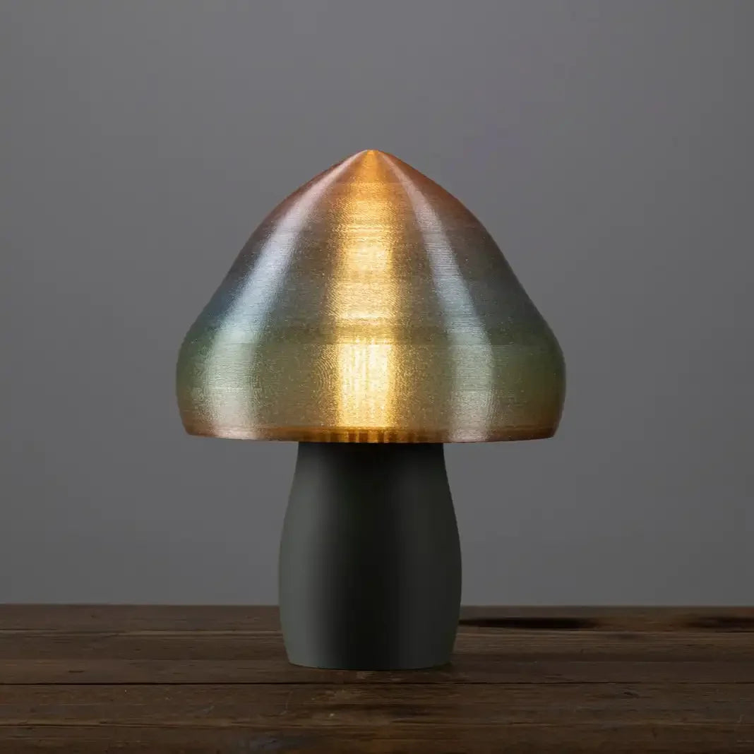 Lorsqu'elle est allumée notre lampe champignon arc-en-ciel éco-responsable et made in France laisse passer une douce lueur