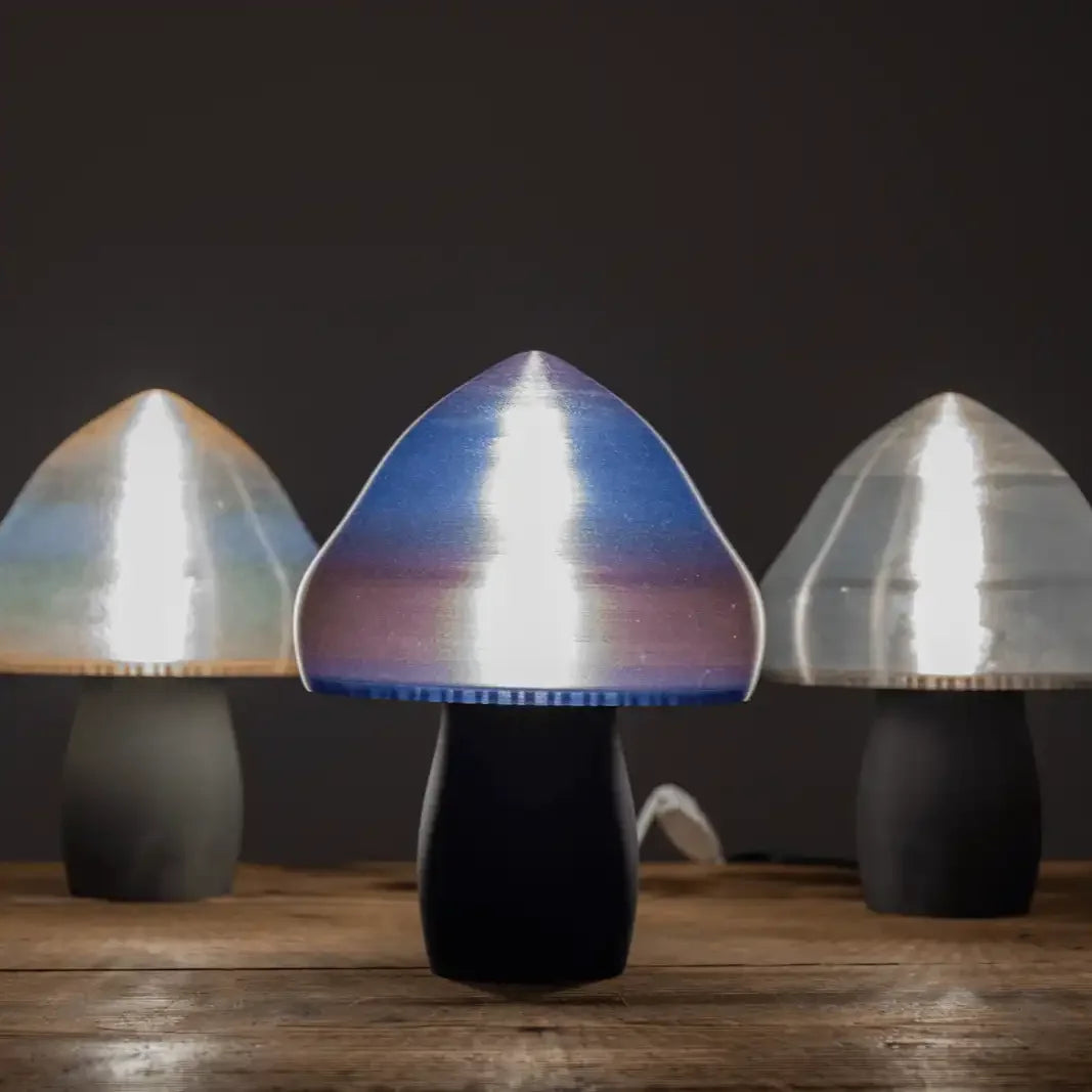 Avec leur chapeau légèrement transparent, ces lampes champignon made in France se déclinent en trois coloris, arc-en-ciel, argenté et dégradés de rose et bleu