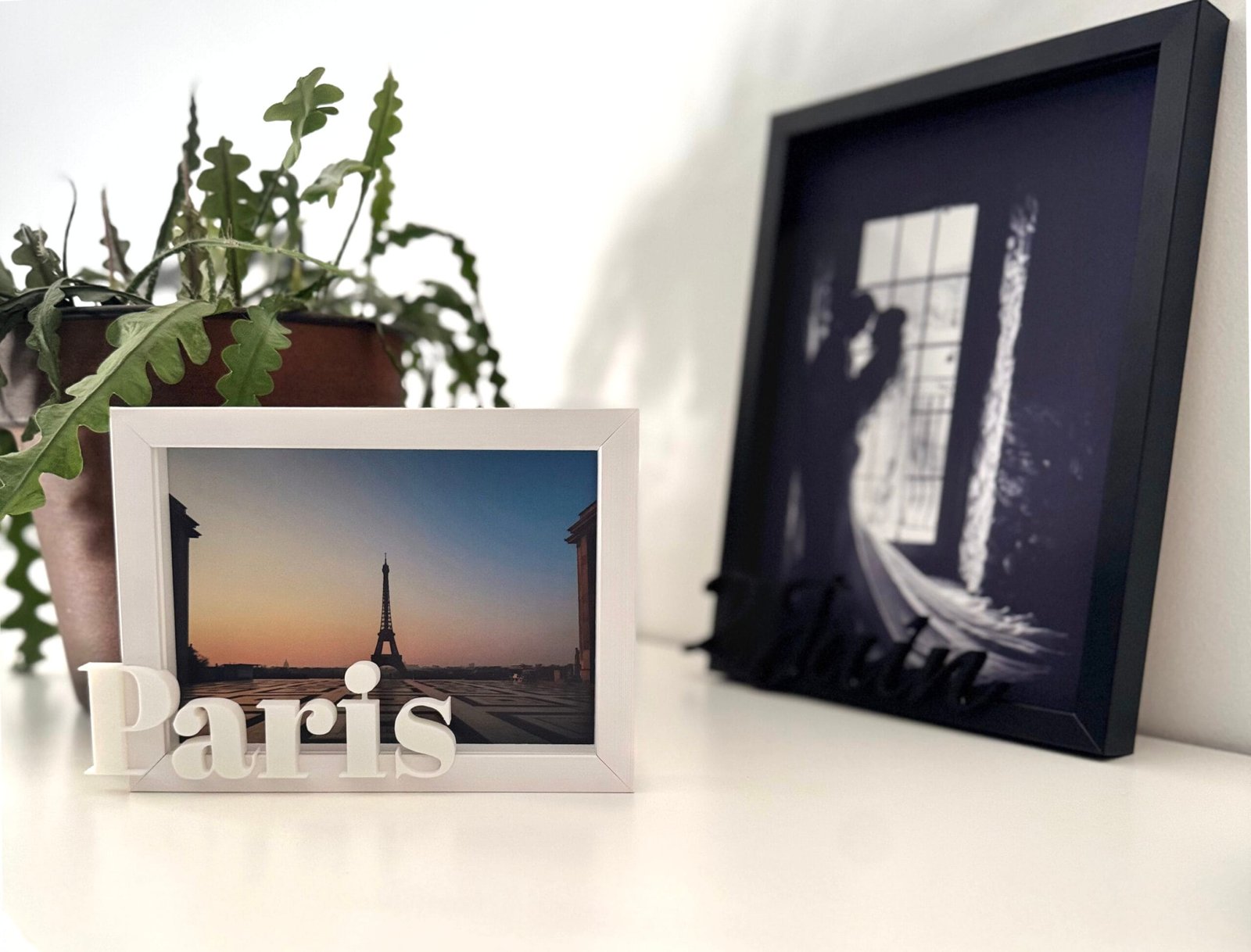 Cadre photo de présentation avec le texte &quot;Paris&quot; en surimpression sur le cadre blanc 13x18cm coloris blanc