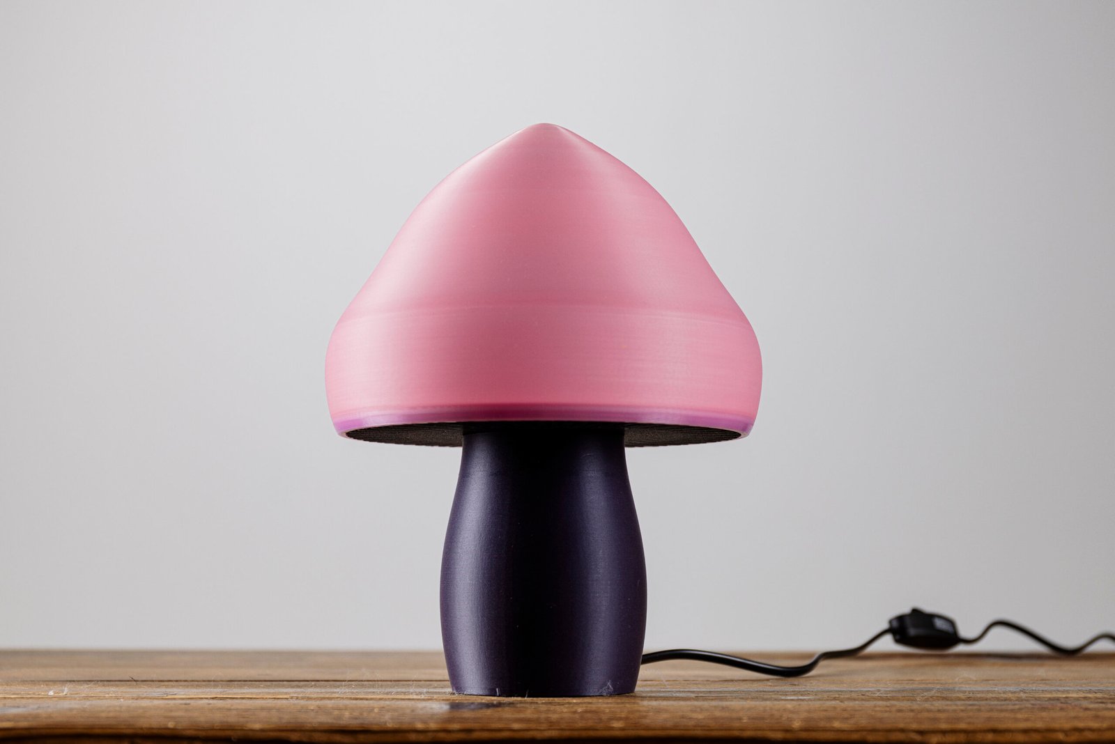 Notre lampe champignon élégante et design, disponible dans plusieurs coloris. Elle allie matériaux renouvelables et savoir faire Français.