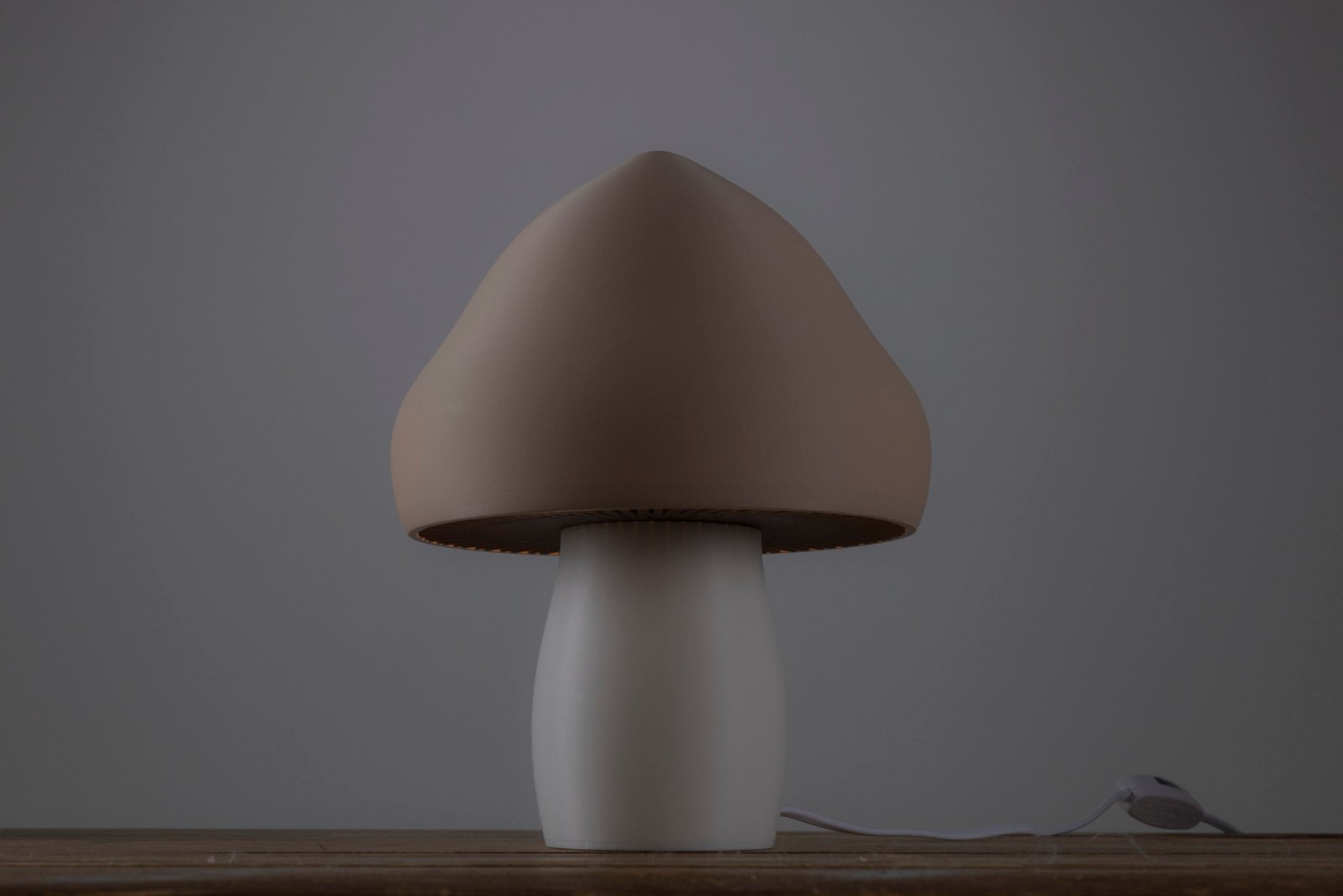 Notre lampe champignon élégante et design, disponible dans plusieurs coloris. Elle allie matériaux renouvelables et savoir faire Français.