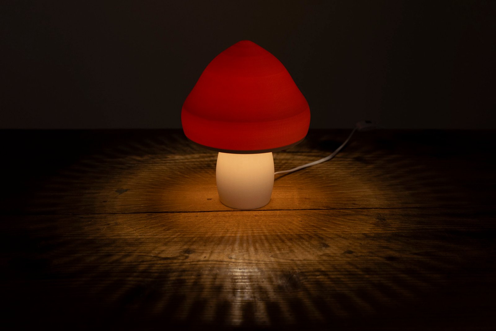 Notre lampe champignon élégante et design, disponible dans plusieurs coloris. Elle allie matériaux renouvelables et savoir faire Français.