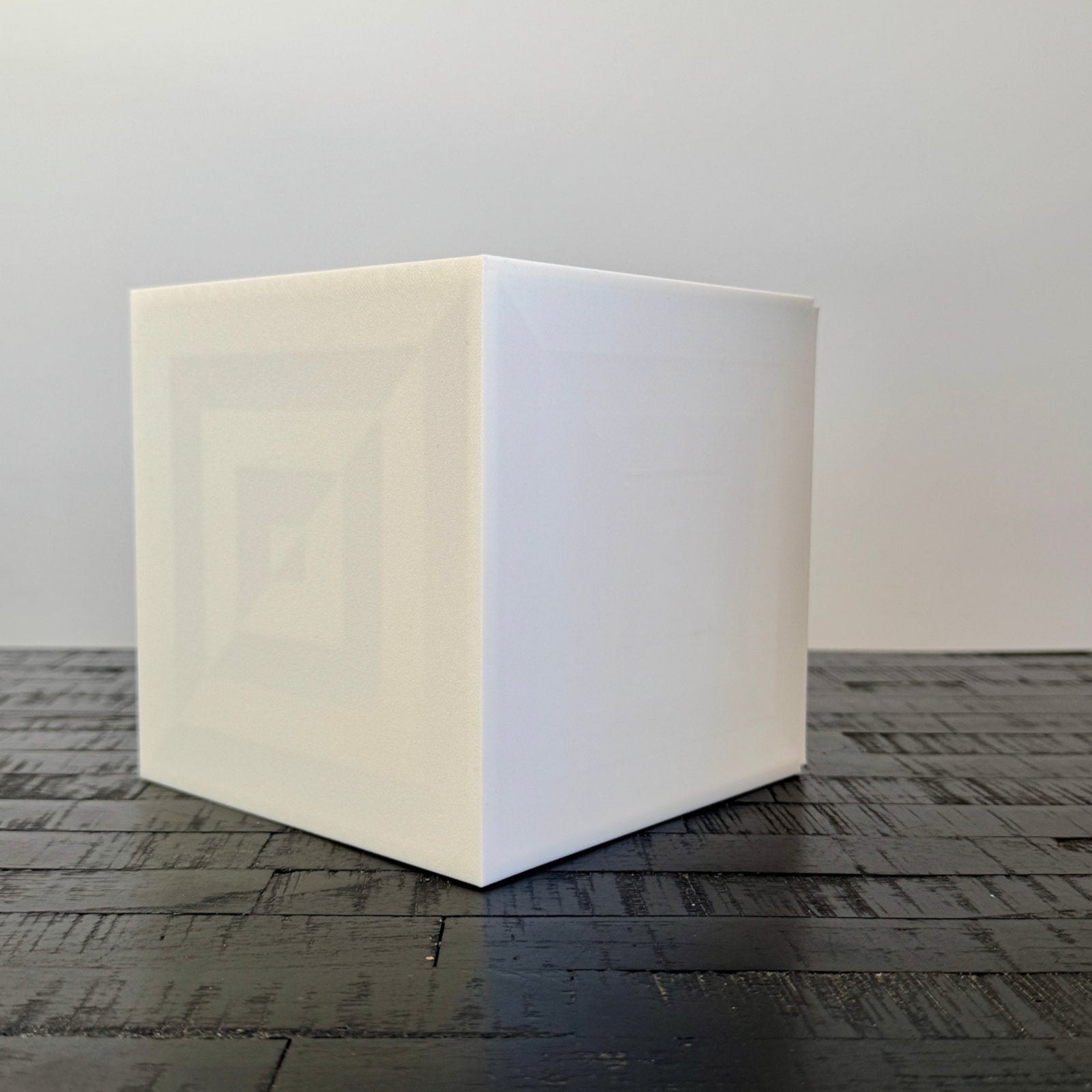 La lampe cube blanche au design résolument contemporain saura agrémenter votre intérieur avec classe.