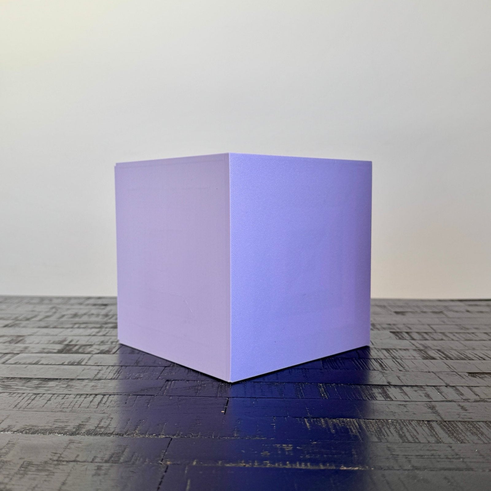 La lampe cube violette est un cube parfait camouflant les détails qui la caractérise lorsqu'elle est éteinte