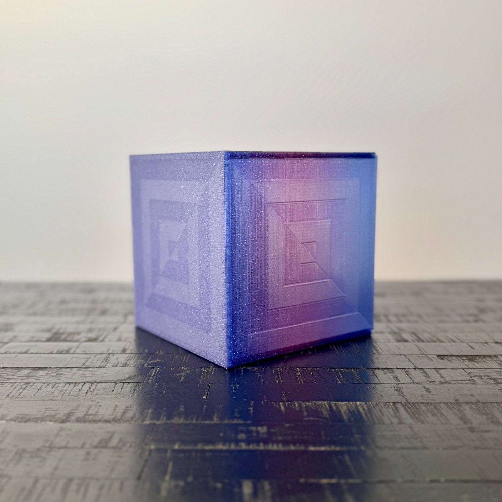 Très tendance, la lampe cube dégradée bleu rose apporte une touche d'originalité à n'importe quel intérieur