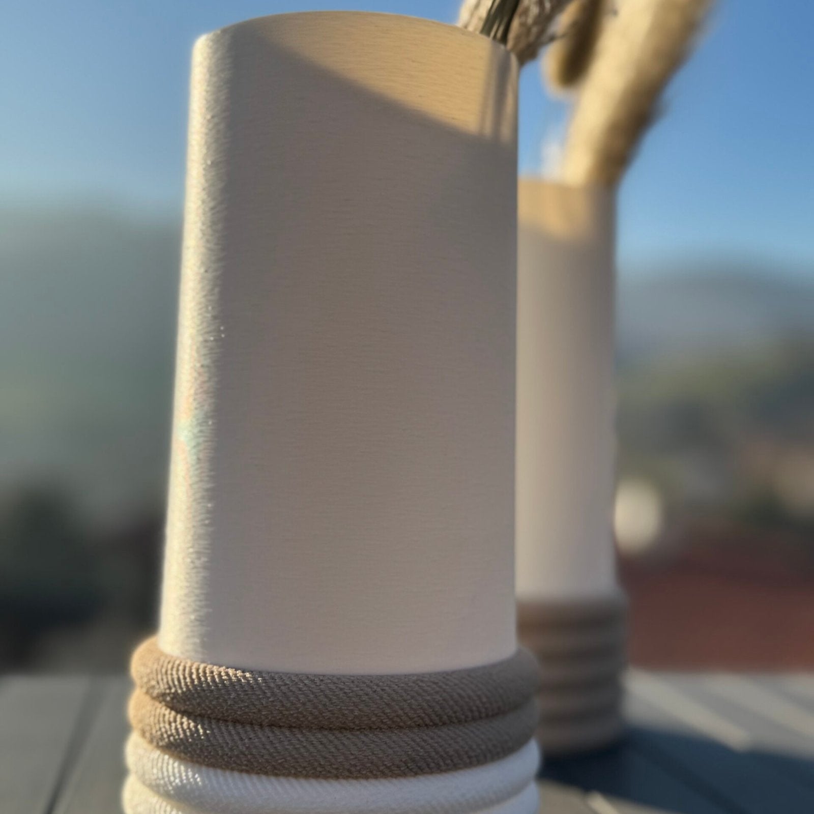 Conçu et entièrement réalisée dans notre atelier, notre vase corde apportera une touche rustique à votre intérieur.