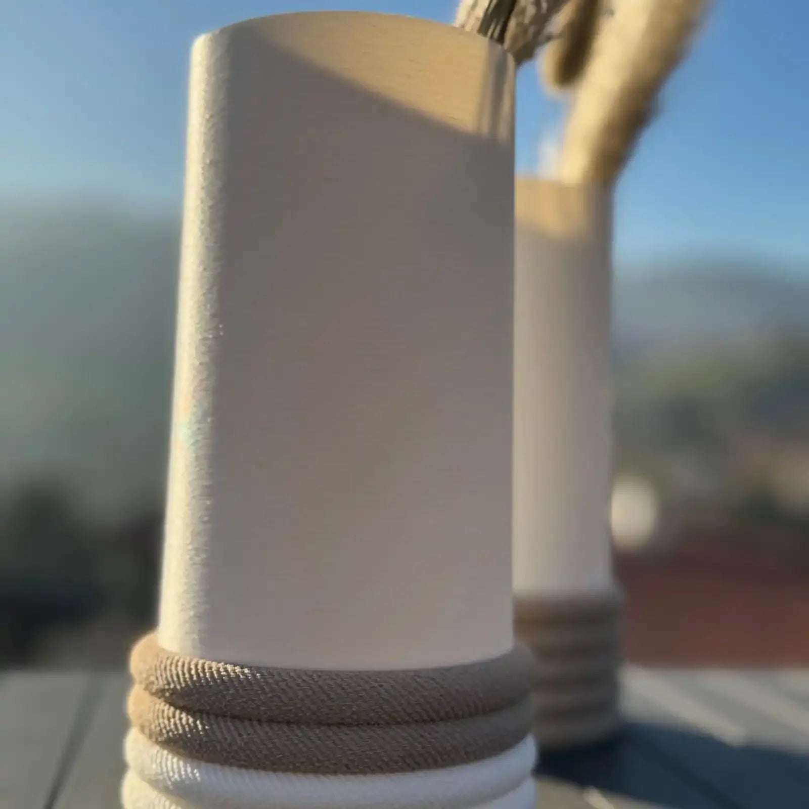Conçu et entièrement réalisée dans notre atelier, notre vase corde apportera une touche rustique à votre intérieur.