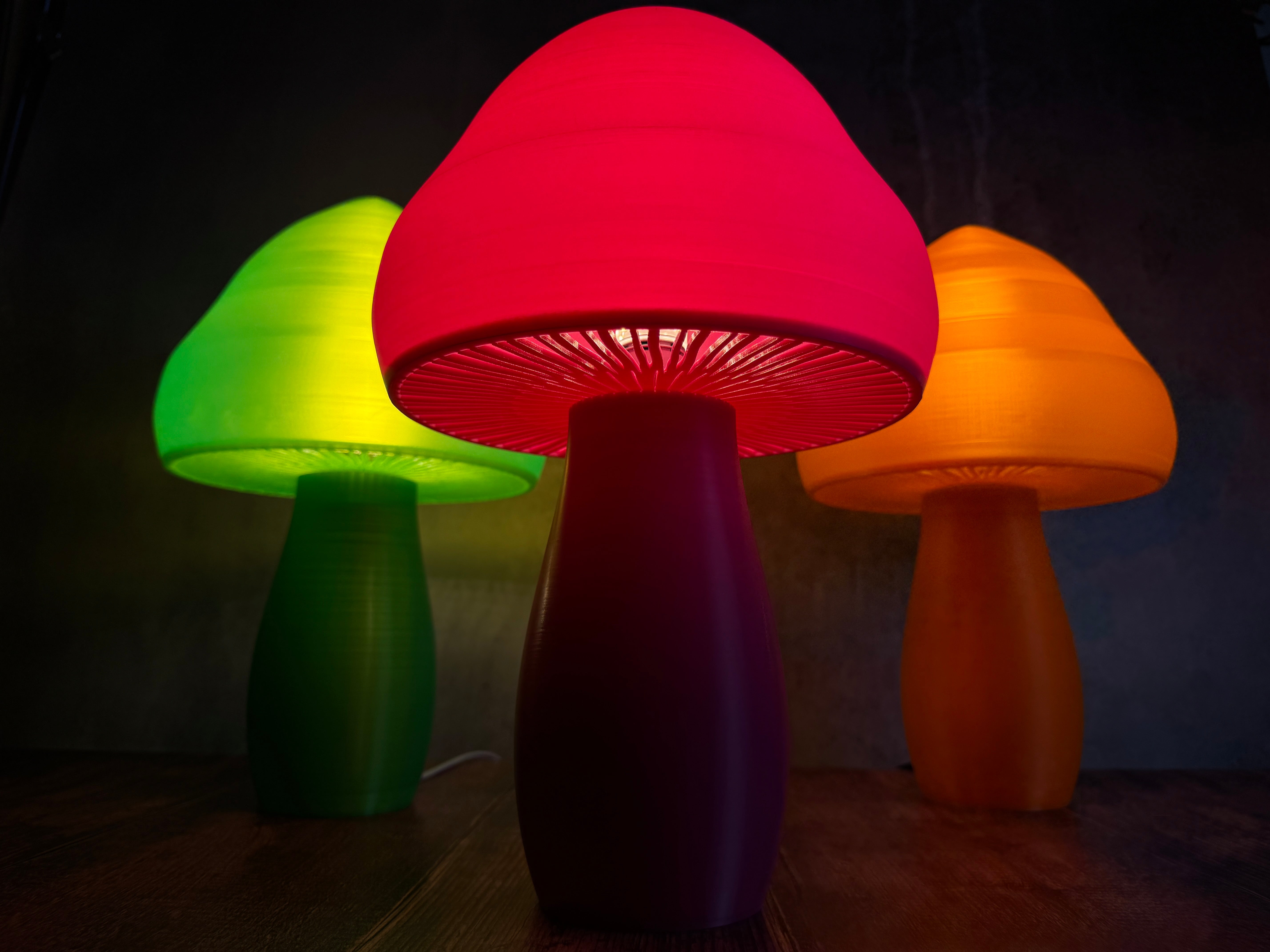 Lampe champignon design et colorée, magenta, verte et orange