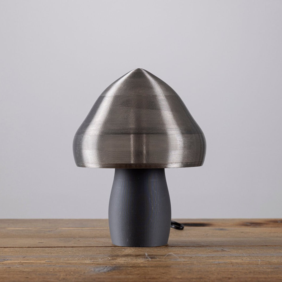 La lampe champignon argentée s'accordera à tous les intérieurs. De la table de nuit au bout de canapé, elle saura apporter une touche design à votre intérieur