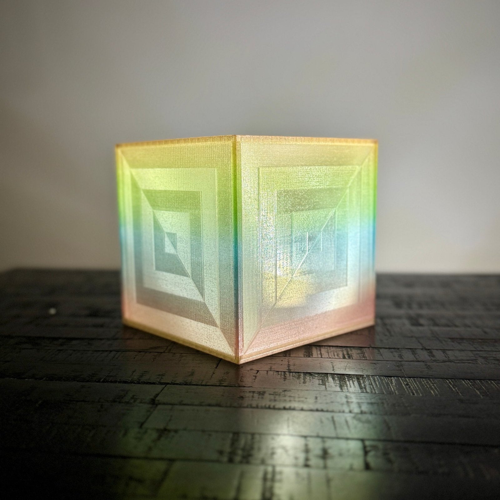 Subtilement pailletée, la lampe cube arc en ciel apporte une touche déco intemporelle à votre intérieur