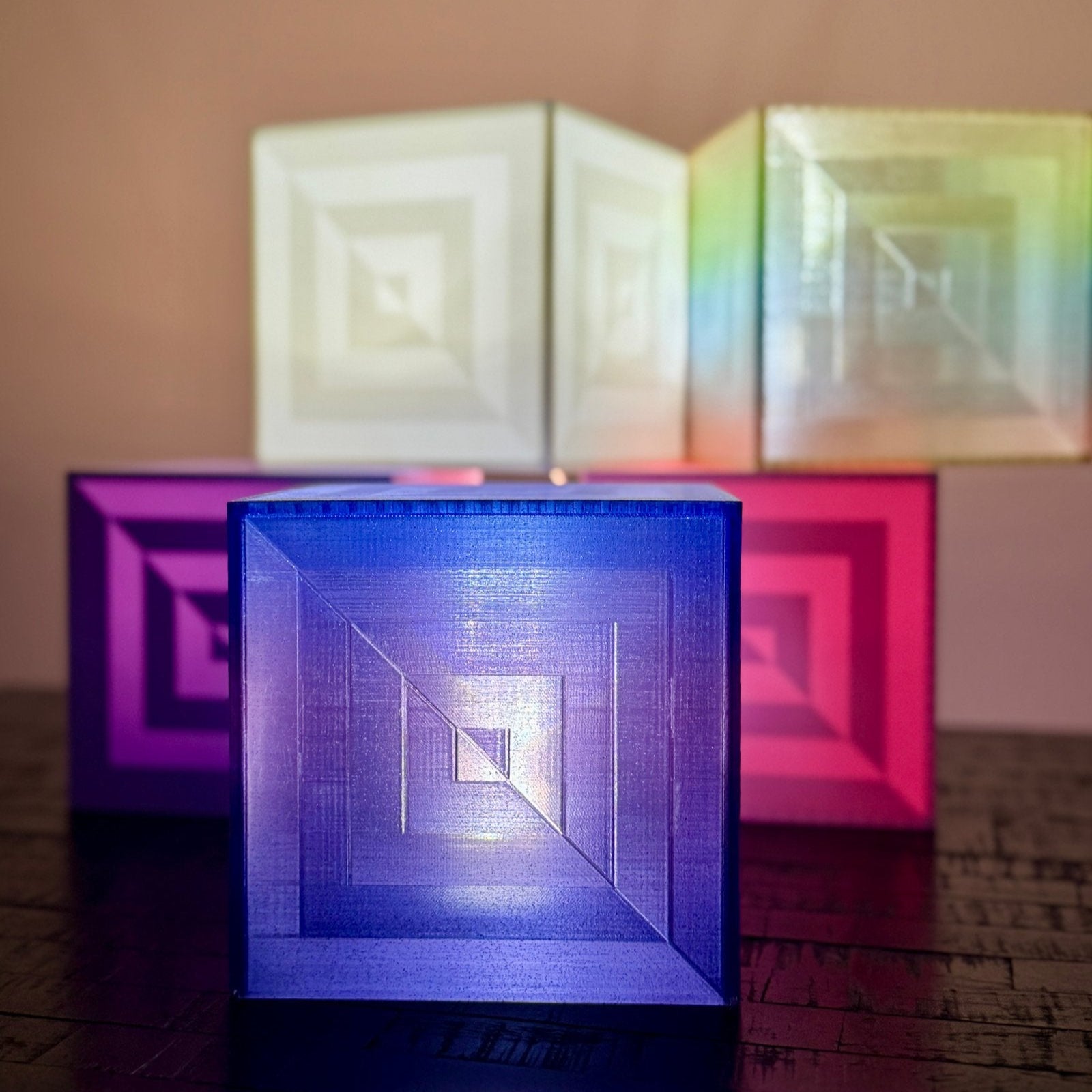 La lampe cube se décline en six coloris exclusifs