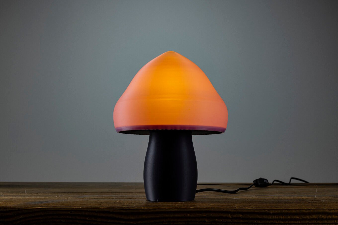 Our elegant and designer mushroom lamp, available in several colors. It combines renewable materials and French know-how.