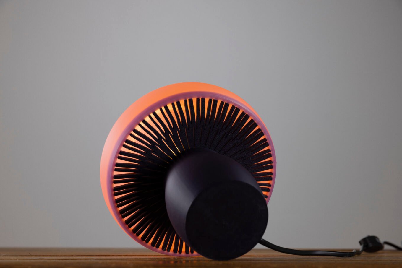 Notre lampe champignon élégante et design, disponible dans plusieurs coloris. Elle allie matériaux renouvelables et savoir faire Français.