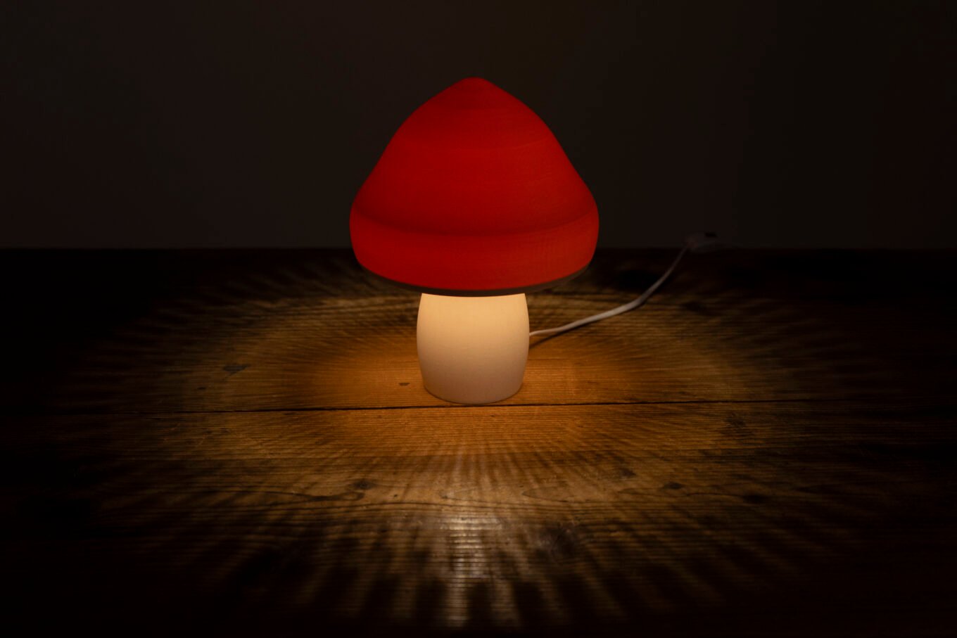 Our elegant and designer mushroom lamp, available in several colors. It combines renewable materials and French know-how.