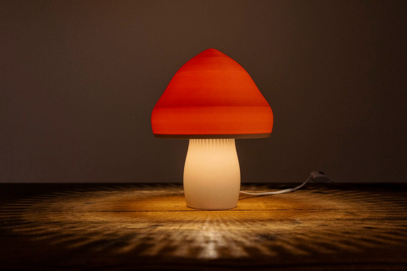 Our elegant and designer mushroom lamp, available in several colors. It combines renewable materials and French know-how.ns plusieurs coloris. Elle allie matériaux renouvelables et savoir faire Français.