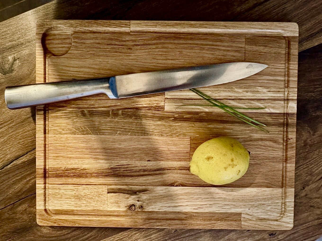 Notre belle planche à découper en chêne de bout rustique et élégante.