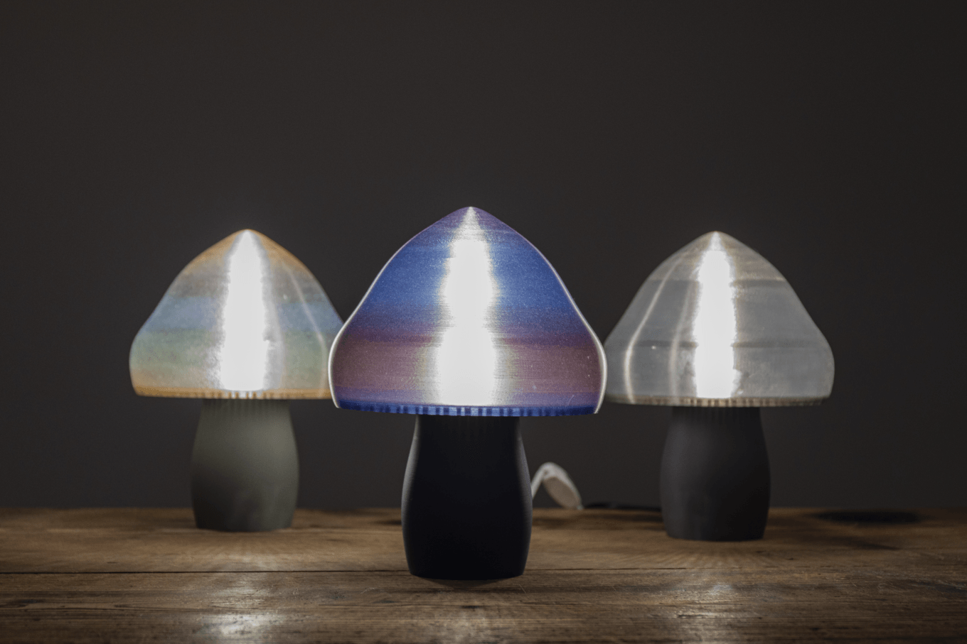 Notre lampe champignon élégante et design, disponible dans plusieurs coloris. Elle allie matériaux renouvelables et savoir faire Français.