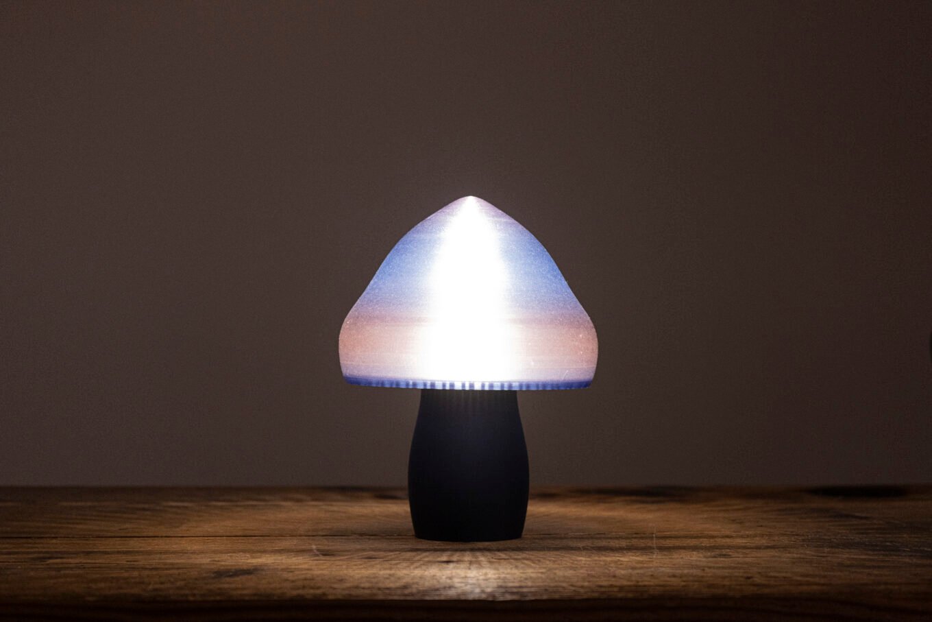 Notre lampe champignon élégante et design, disponible dans plusieurs coloris. Elle allie matériaux renouvelables et savoir faire Français.