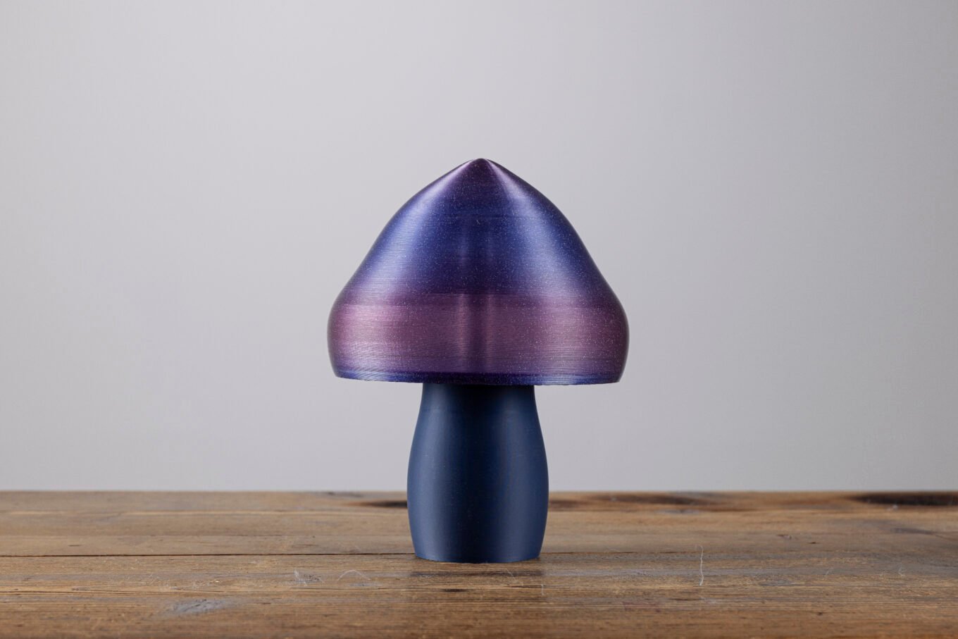 Notre lampe champignon élégante et design, disponible dans plusieurs coloris. Elle allie matériaux renouvelables et savoir faire Français.