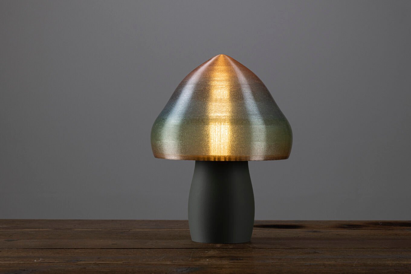 Notre lampe champignon élégante et design, disponible dans plusieurs coloris. Elle allie matériaux renouvelables et savoir faire Français.